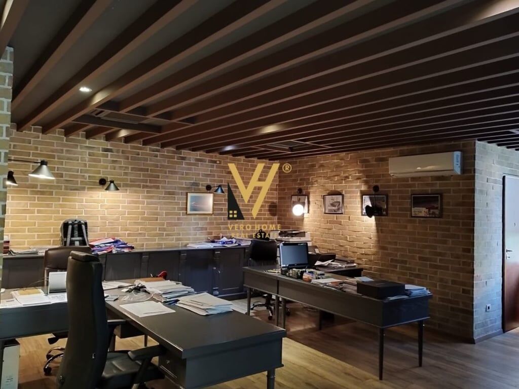 VENDESI AMBIENTE COMMERCIALE IN VIA “IBRAHIM RUGOVA”, BLOCCO 806. 490 EURO