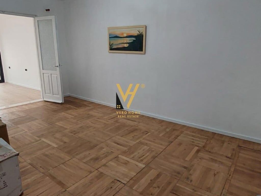 JEPET AMBIENT 120 M2 ME QERA MYSLYM SHYRI 900 EURO