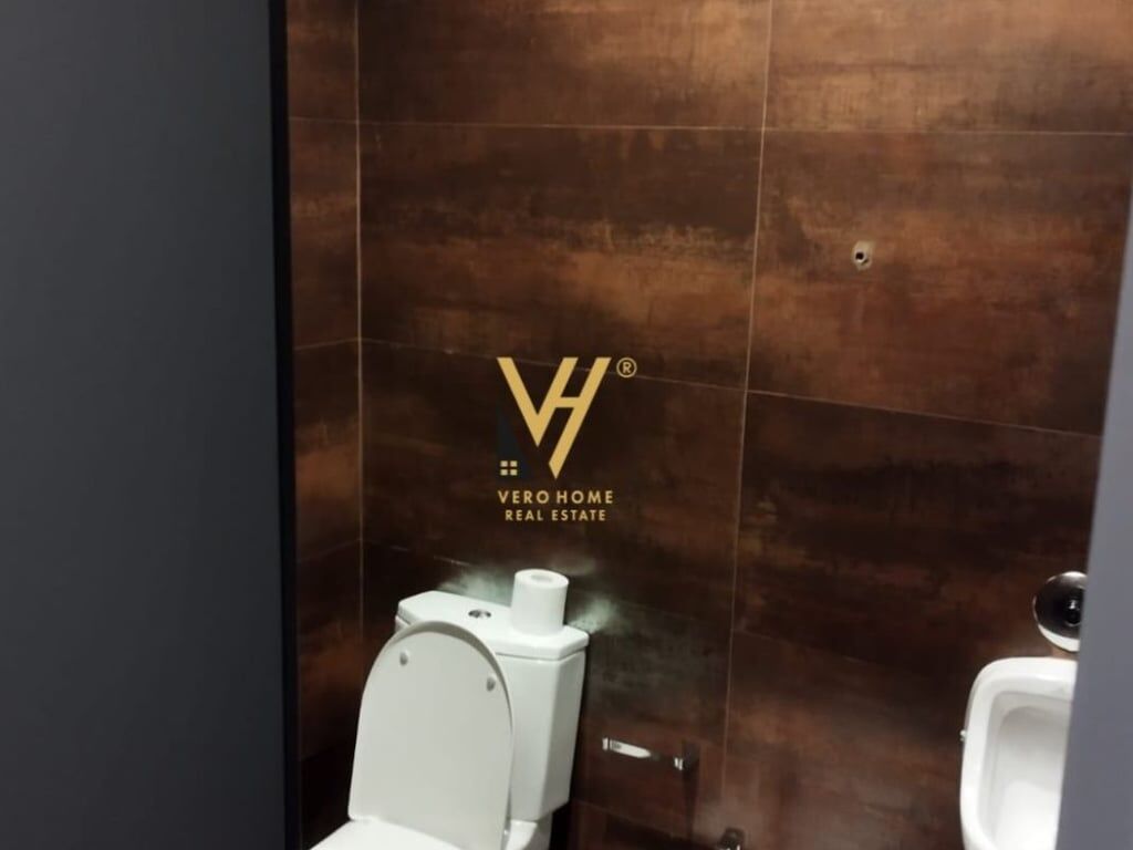 VENDESI AMBIENTE COMMERCIALE IN VIA “IBRAHIM RUGOVA”, BLOCCO 806. 490 EURO