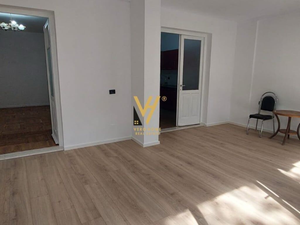 JEPET AMBIENT 120 M2 ME QERA MYSLYM SHYRI 900 EURO
