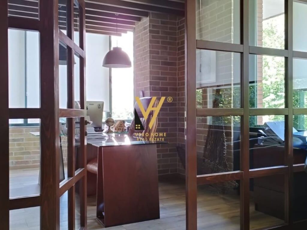 VENDESI AMBIENTE COMMERCIALE IN VIA “IBRAHIM RUGOVA”, BLOCCO 806. 490 EURO