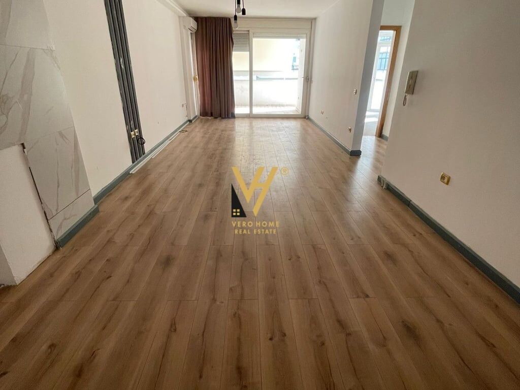 JEPET ZYRE 100 M2 ME QERA TE ISH EKSPOZITA 700 EURO