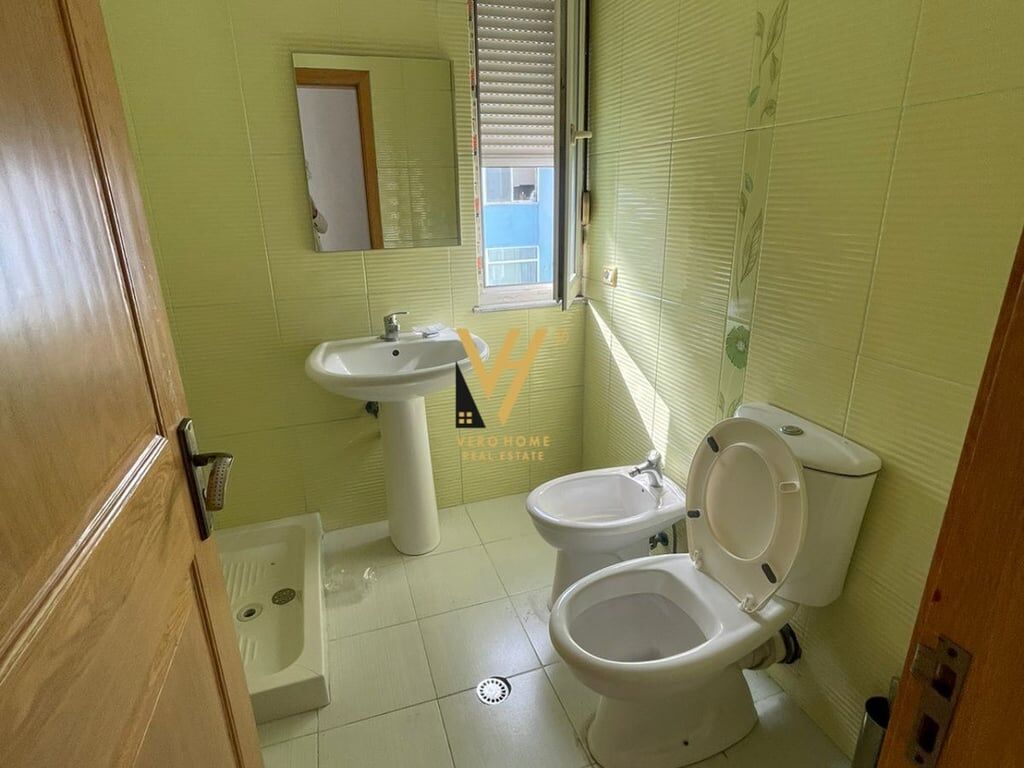 JEPET ZYRE 100 M2 ME QERA TE ISH EKSPOZITA 700 EURO