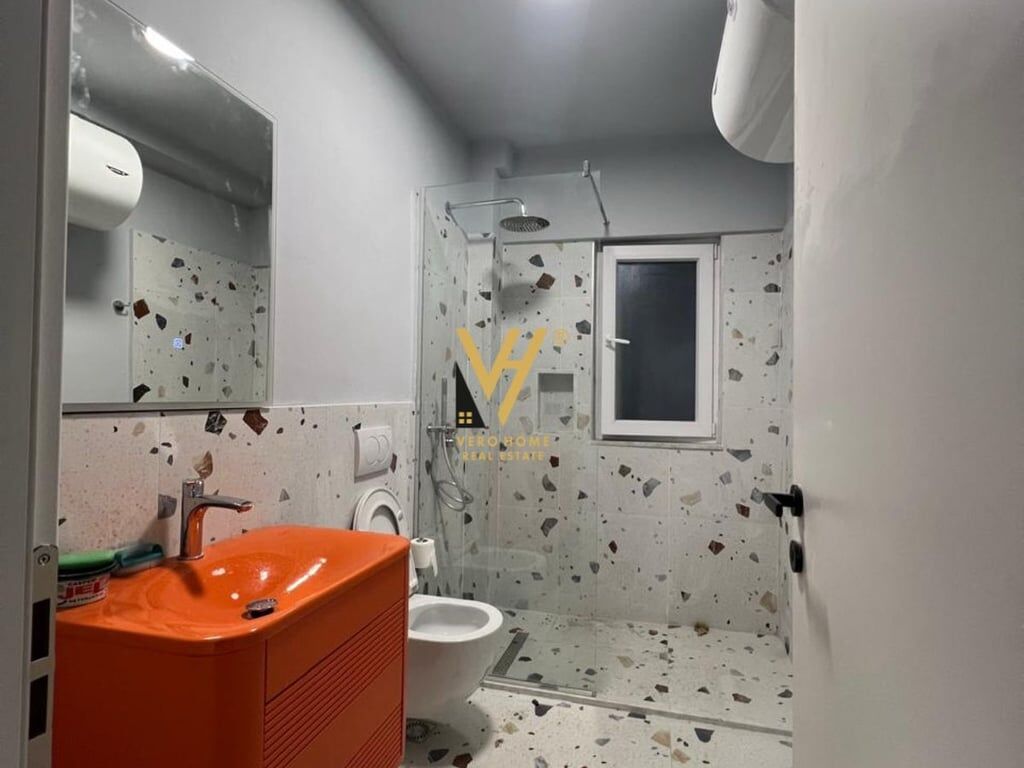 JEPET APARTAMENT 1+1+BLK ME QERA NE QENDER 70.000 LEKE