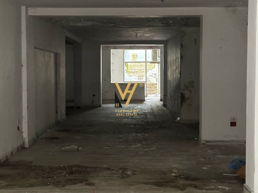 JEPET AMBJENT 700 M2 ME QERA TE RR.E ELBASANIT 5.000 EURO