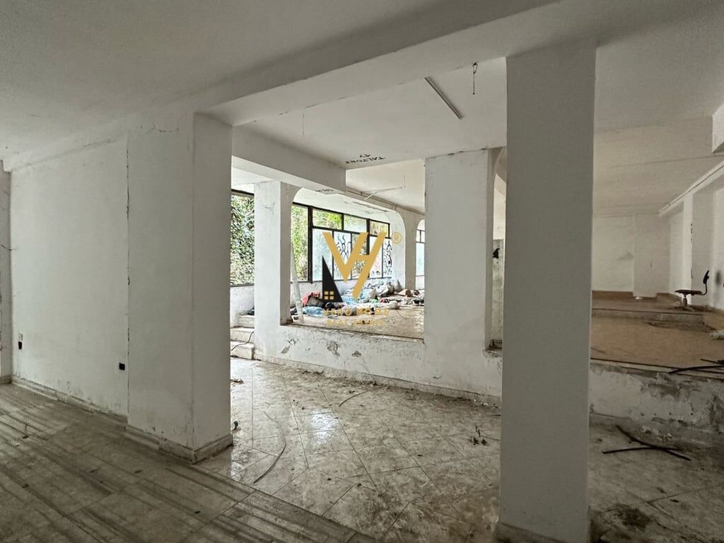 JEPET AMBJENT 700 M2 ME QERA TE RR.E ELBASANIT 5.000 EURO