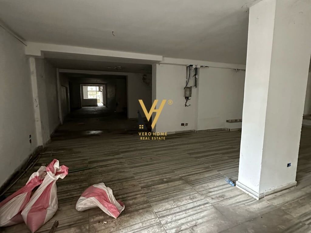 JEPET AMBJENT 700 M2 ME QERA TE RR.E ELBASANIT 5.000 EURO