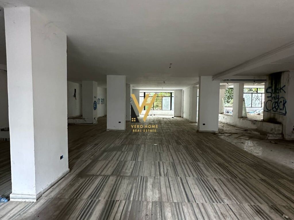 JEPET AMBJENT 700 M2 ME QERA TE RR.E ELBASANIT 5.000 EURO