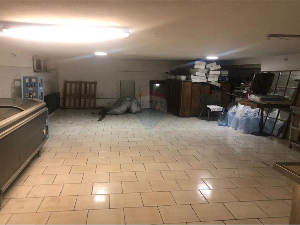 AMBIENT KOMERCIAL PER QIRA NE BLLOK