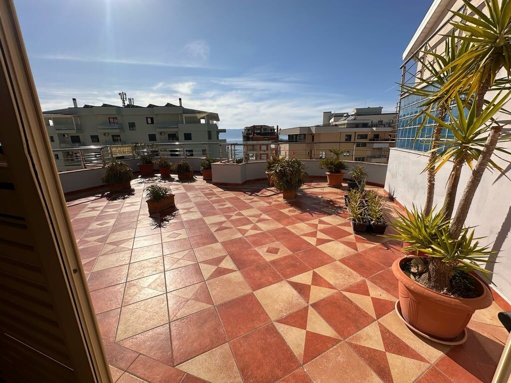 SHITET 2+1+2 PENTHOUSES NE LUNGOMARE!!