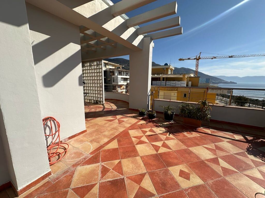 SHITET 2+1+2 PENTHOUSES NE LUNGOMARE!!