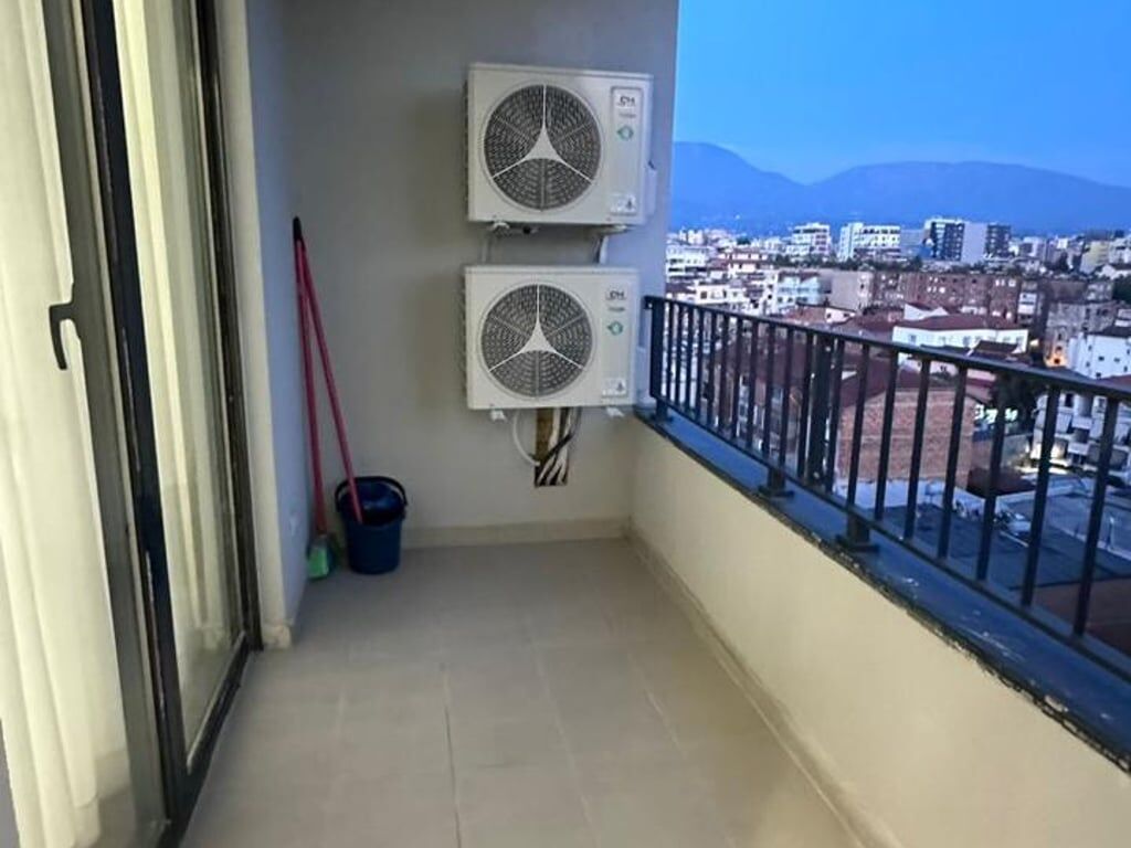 Jepet me qera Apartamenti 1+1 , Stacioni i trenit , ne fillim te bulevardit te ri (Kompleksi Lura) Rr,Karl Gega Jepet per here te 1 Cmimi: 650 euro