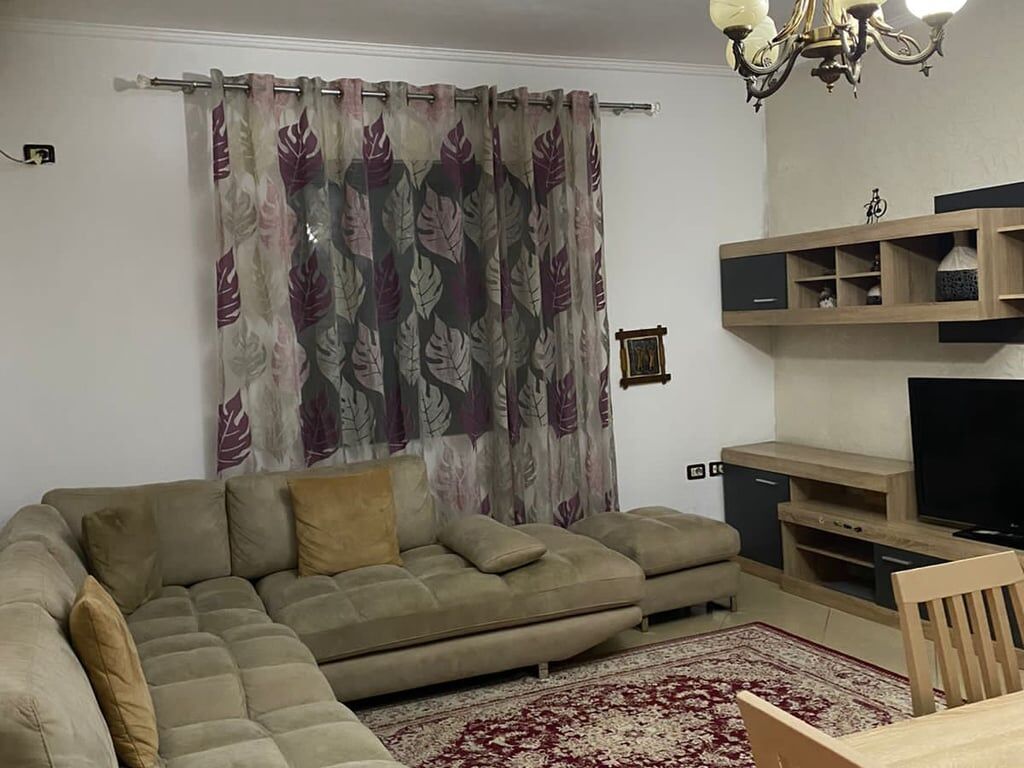 Jepet me qera Apartamenti 2+1 , Don Bosko prane restorant gjeli  Cmimi: 500 mije leke