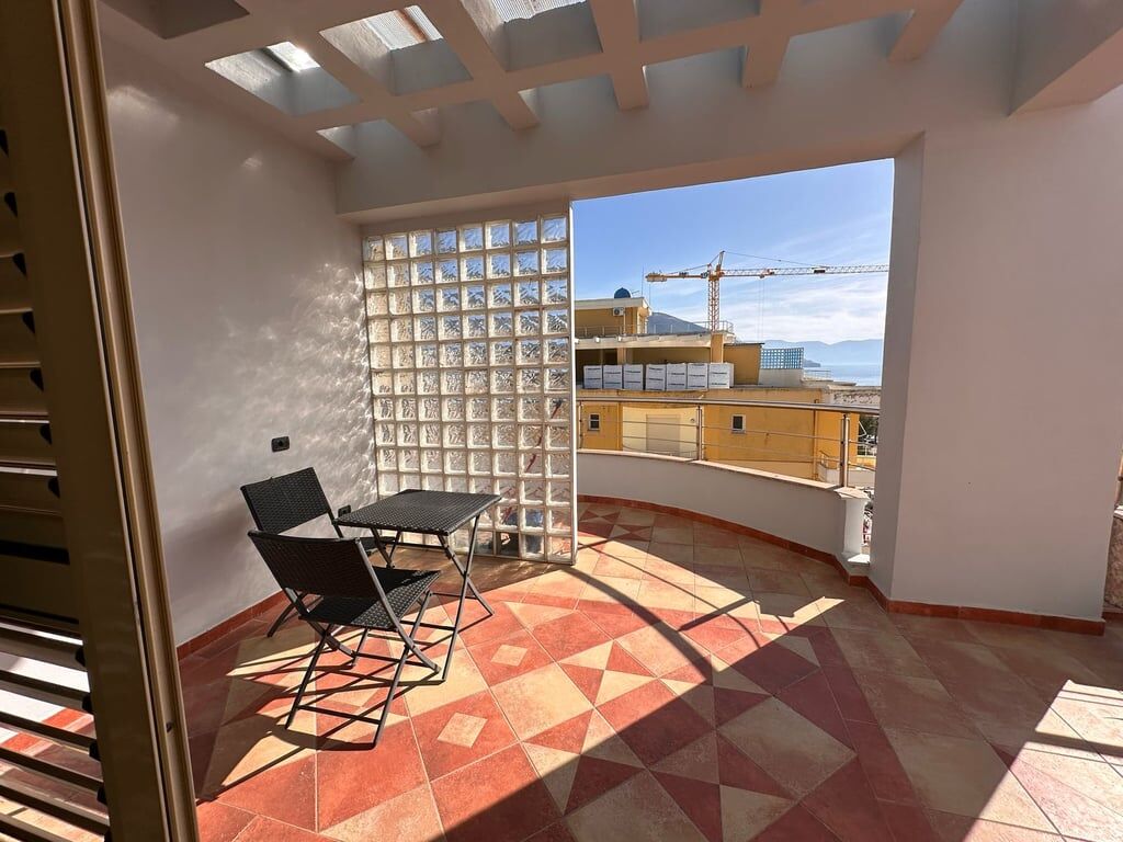 SHITET 2+1+2 PENTHOUSES NE LUNGOMARE!!
