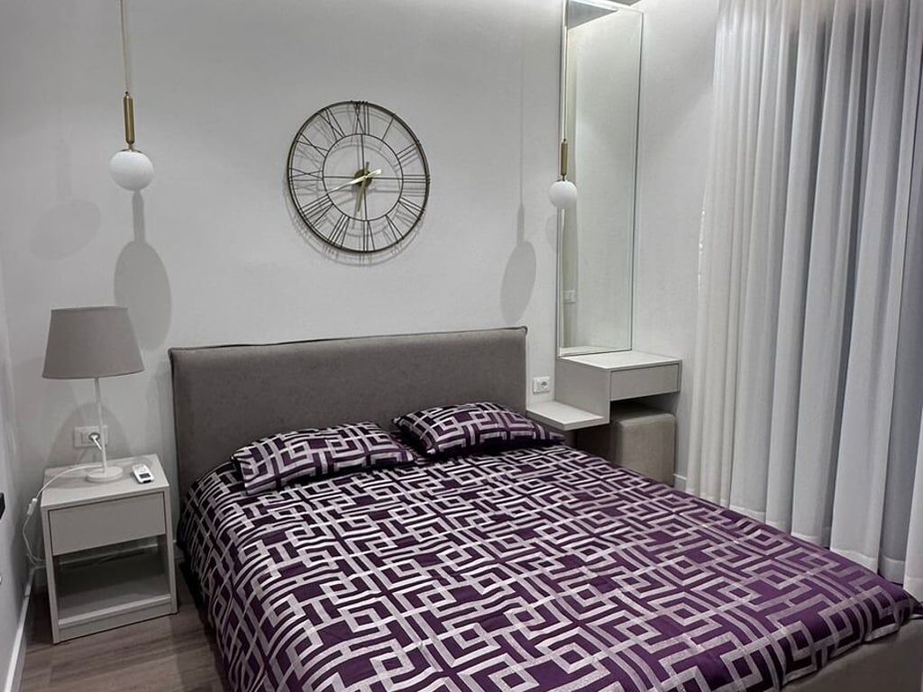 Jepet me qera Apartamenti 1+1 , Stacioni i trenit , ne fillim te bulevardit te ri (Kompleksi Lura) Rr,Karl Gega Jepet per here te 1 Cmimi: 650 euro