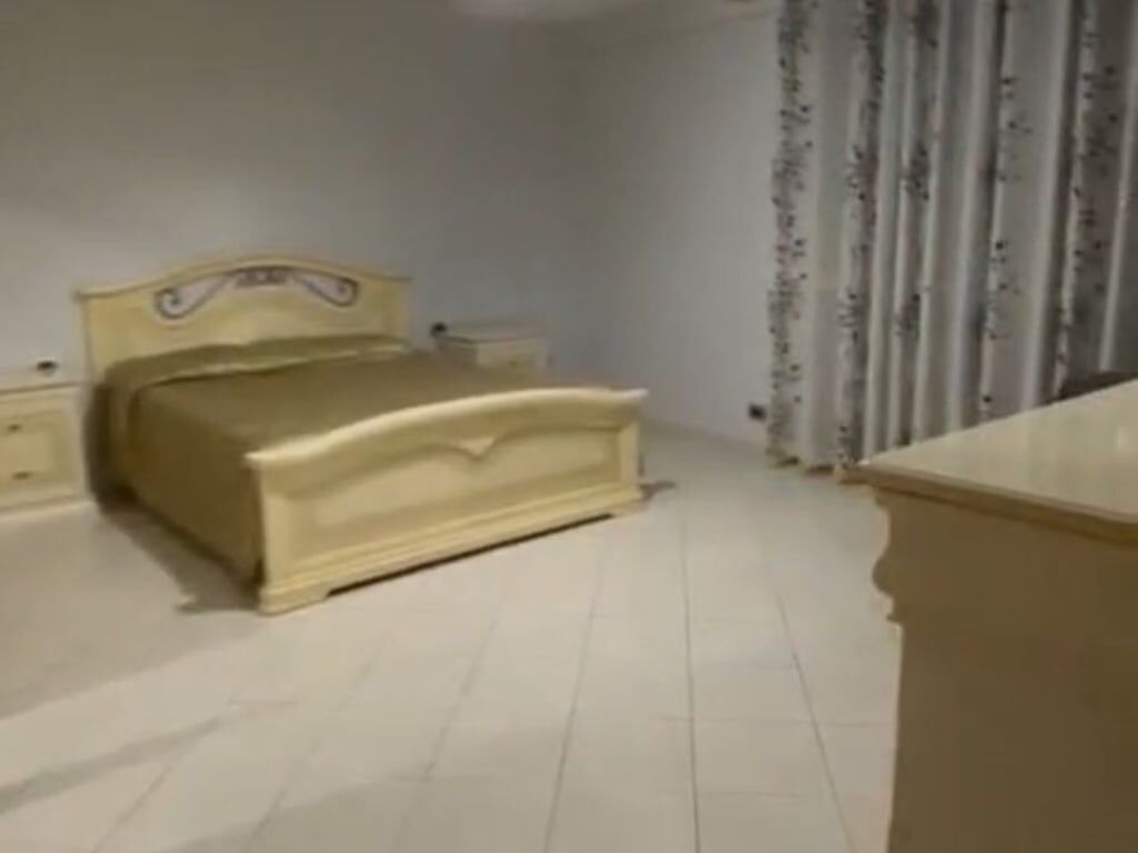 Jepet me qera Apartamenti 2+1 , rruga e Kavajes prane qendres Globe Cmimi i qerase 580 mije leke