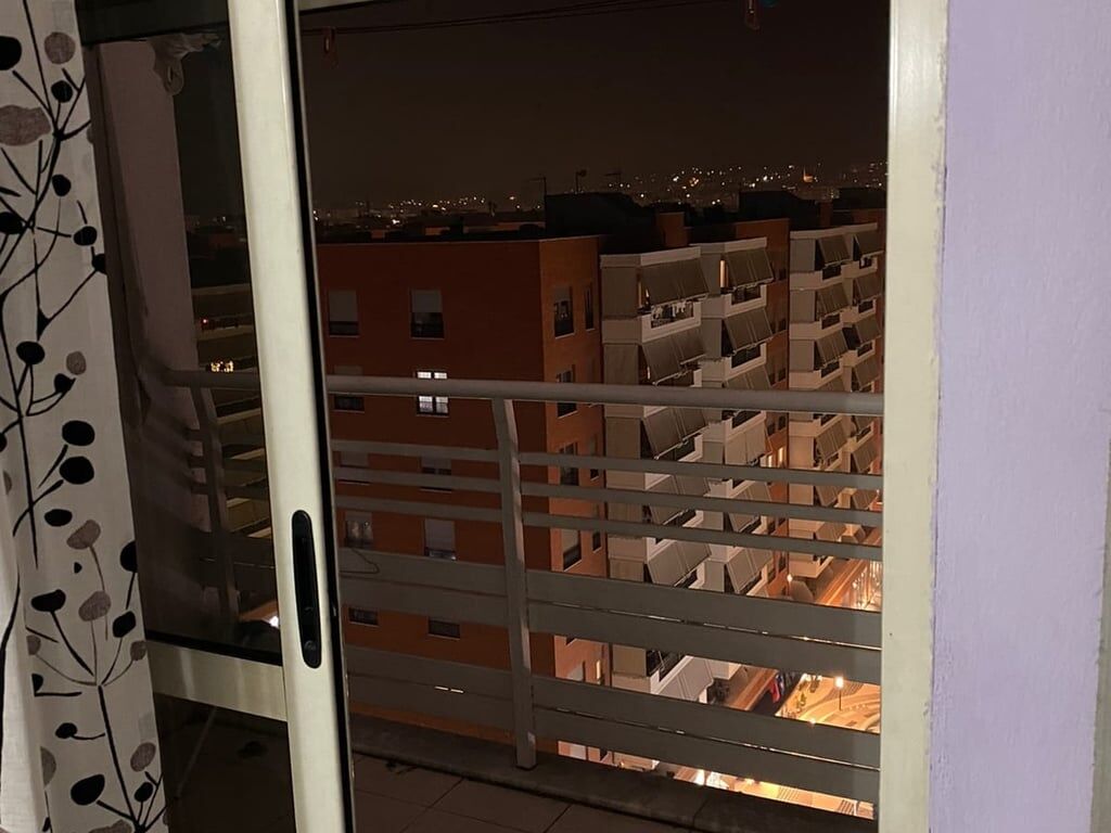 Jepet me qera Apartamenti 2+1 , rruga e Kavajes prane qendres Globe Cmimi i qerase 580 mije leke