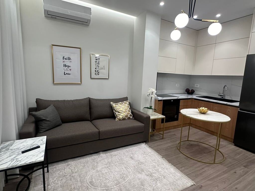 Jepet me qera Apartamenti 1+1 , Stacioni i trenit , ne fillim te bulevardit te ri (Kompleksi Lura) Rr,Karl Gega Jepet per here te 1 Cmimi: 650 euro