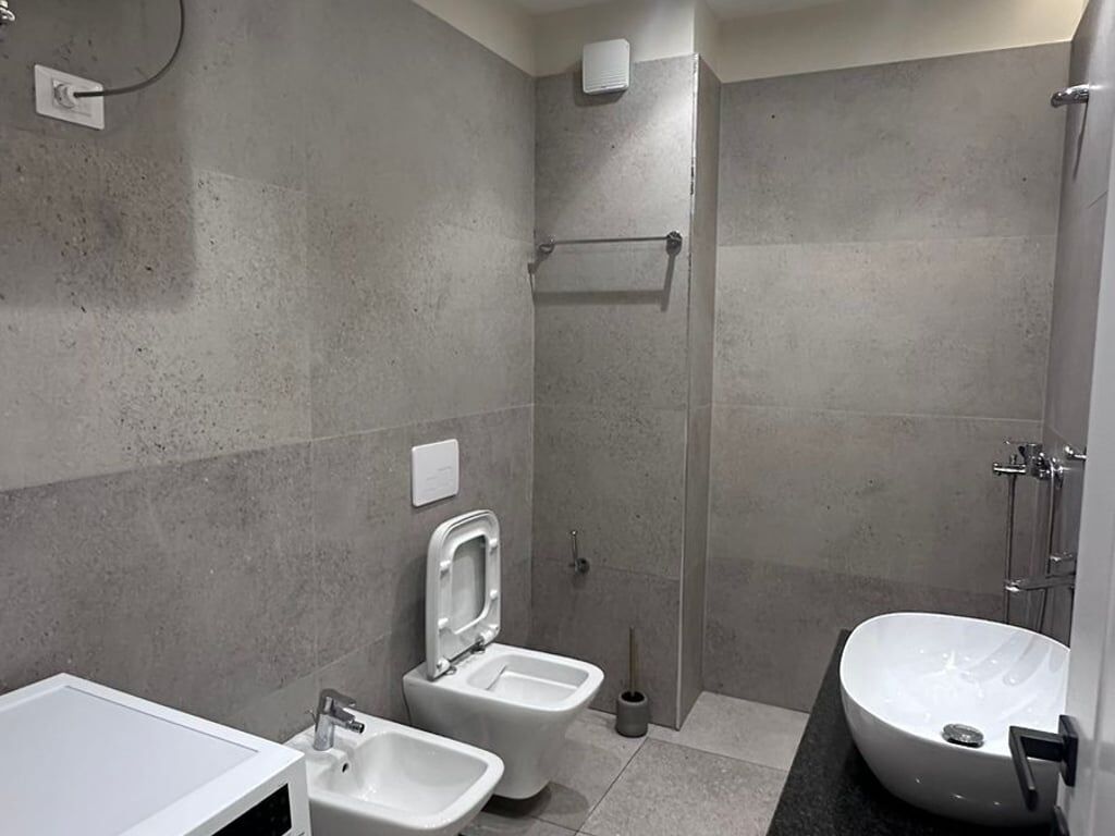 Jepet me qera Apartamenti 1+1 , Stacioni i trenit , ne fillim te bulevardit te ri (Kompleksi Lura) Rr,Karl Gega Jepet per here te 1 Cmimi: 650 euro