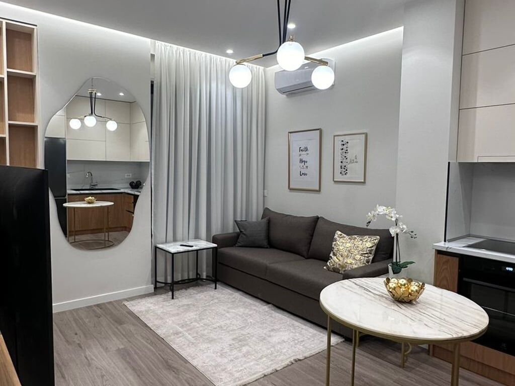 Jepet me qera Apartamenti 1+1 , Stacioni i trenit , ne fillim te bulevardit te ri (Kompleksi Lura) Rr,Karl Gega Jepet per here te 1 Cmimi: 650 euro