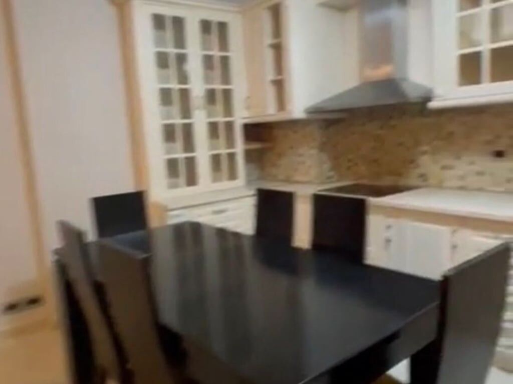 Jepet me qera Apartamenti 2+1 , rruga e Kavajes prane qendres Globe Cmimi i qerase 580 mije leke