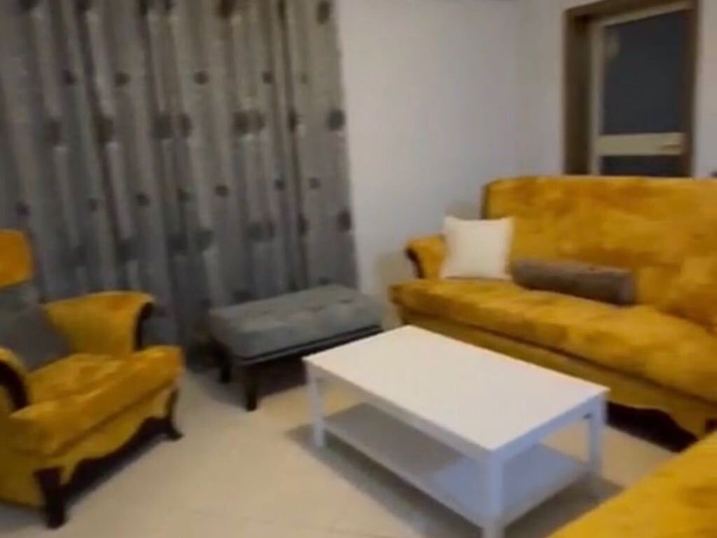 Jepet me qera Apartamenti 2+1 , rruga e Kavajes prane qendres Globe Cmimi i qerase 580 mije leke