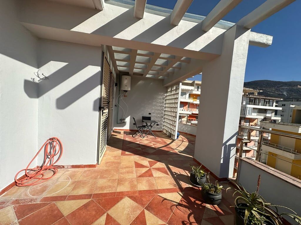 SHITET 2+1+2 PENTHOUSES NE LUNGOMARE!!
