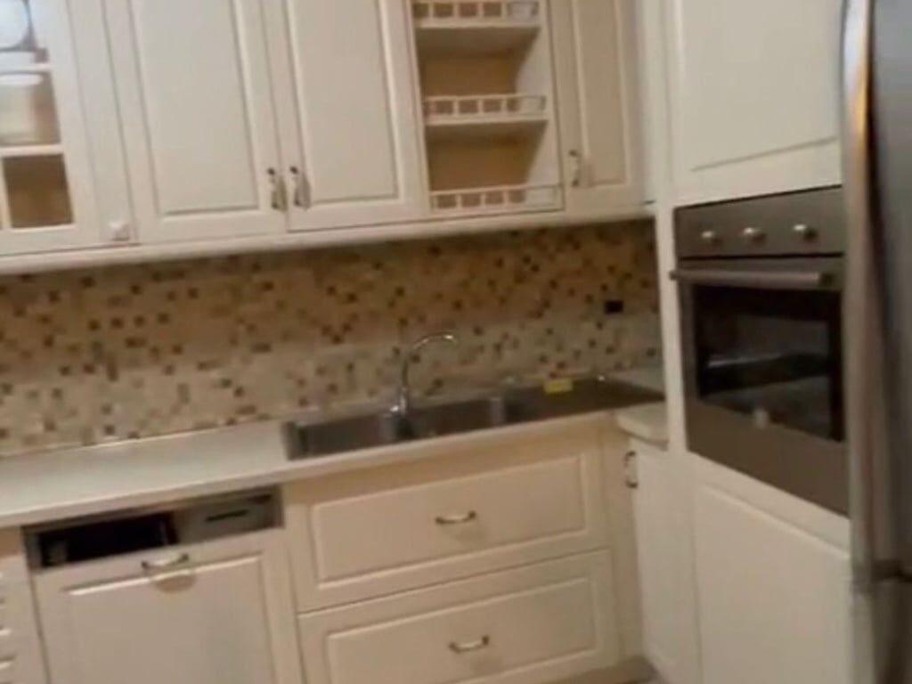 Jepet me qera Apartamenti 2+1 , rruga e Kavajes prane qendres Globe Cmimi i qerase 580 mije leke