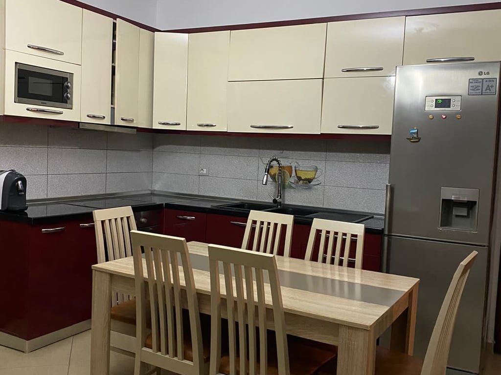Jepet me qera Apartamenti 2+1 , Don Bosko prane restorant gjeli  Cmimi: 500 mije leke