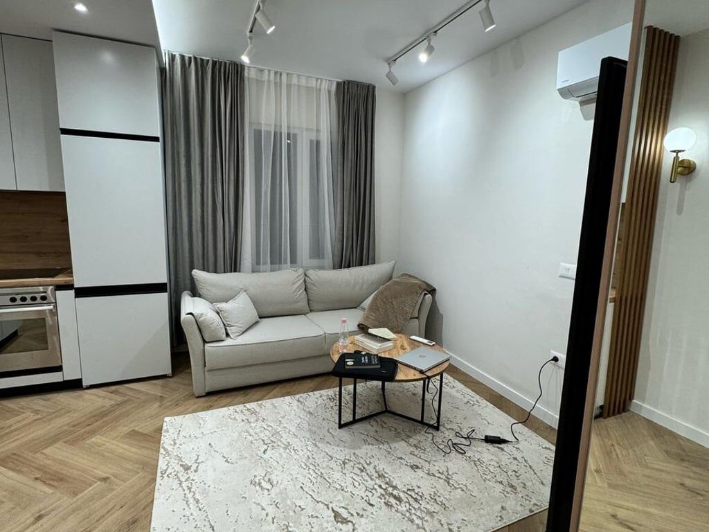 Jepet me qera Apartamenti 1+1,  rruga 5 Maj prane Concord Center ( Big market) 450 euro