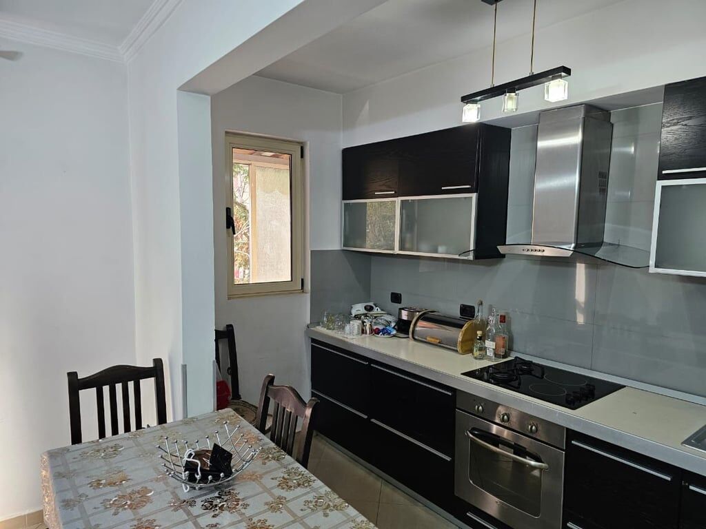 Affittasi appartamento 1+1 in 21 Dicembre a 440 Euro.