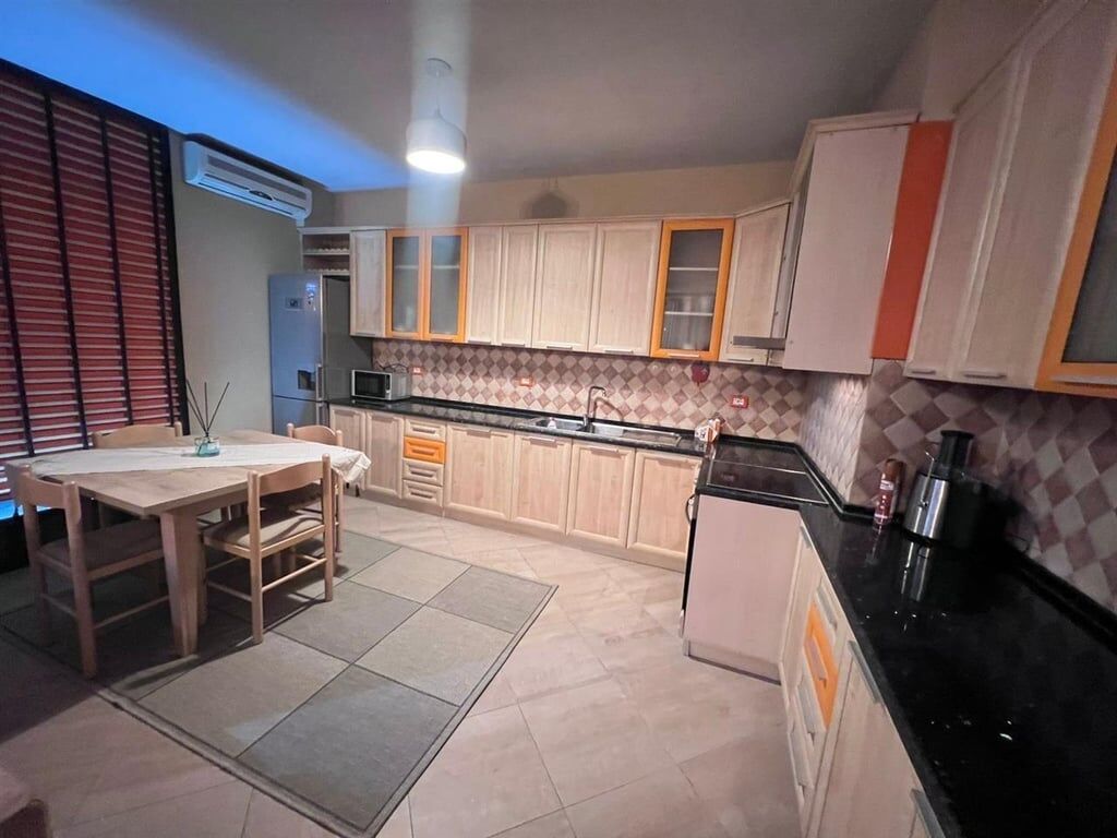 Jepet me qera apartament 2+1 Te Ring Center