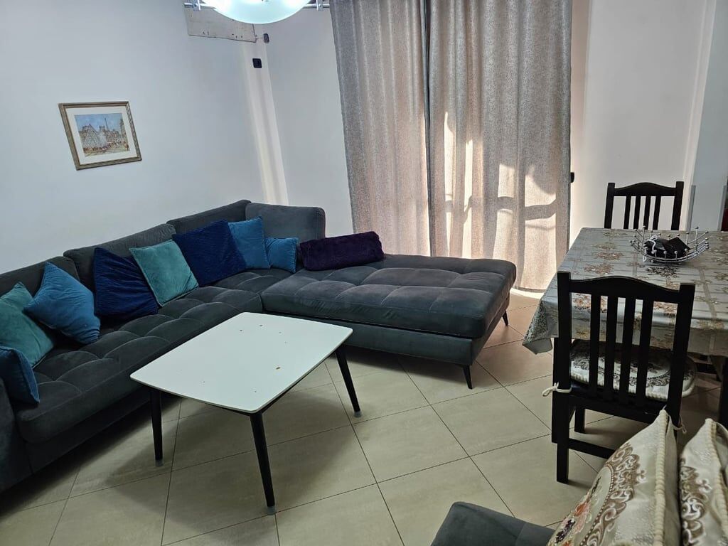Affittasi appartamento 1+1 in 21 Dicembre a 440 Euro.
