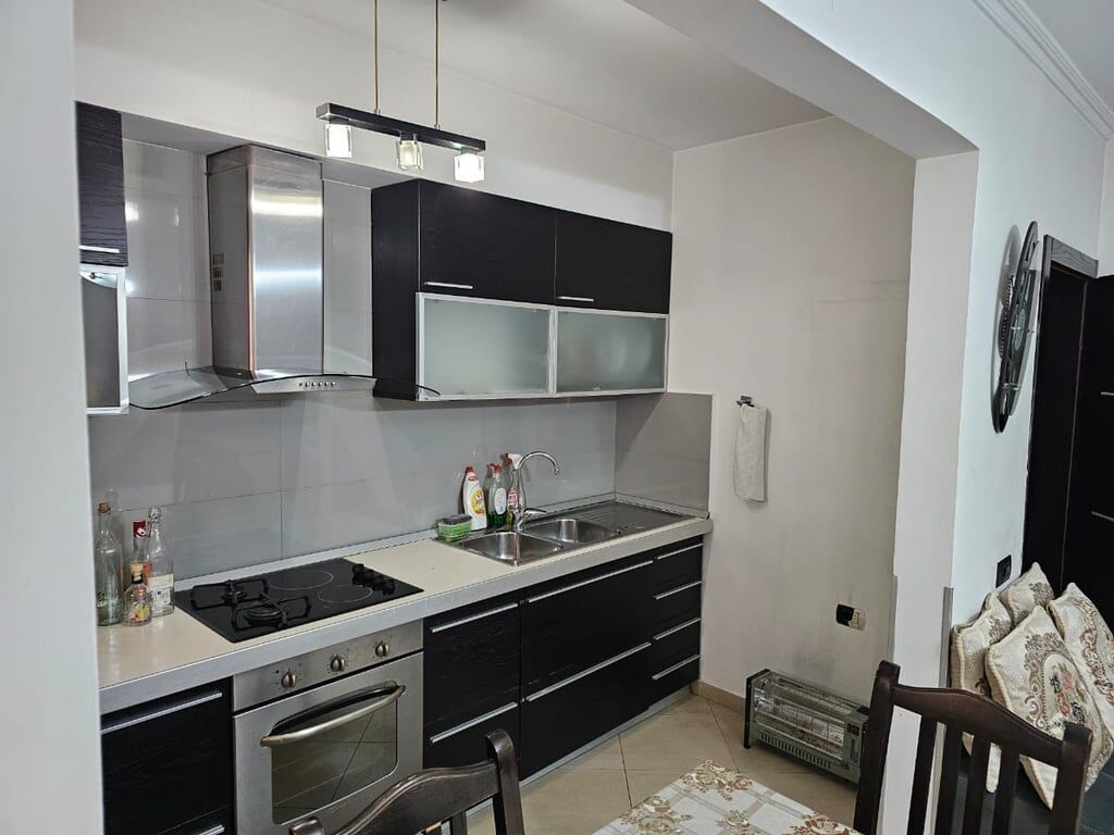 Affittasi appartamento 1+1 in 21 Dicembre a 440 Euro.