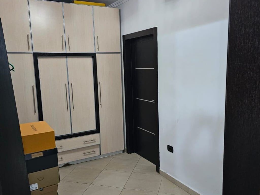 Affittasi appartamento 1+1 in 21 Dicembre a 440 Euro.