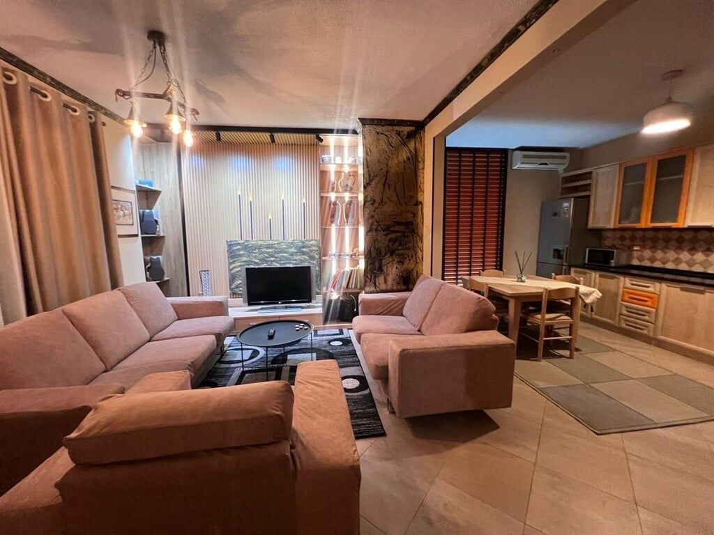 Jepet me qera apartament 2+1 Te Ring Center