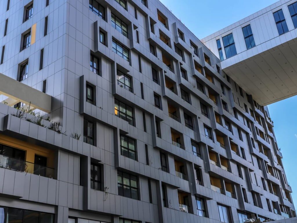 Jepet me qera  apartament 1+1 te Rruga Kavajes SQ21