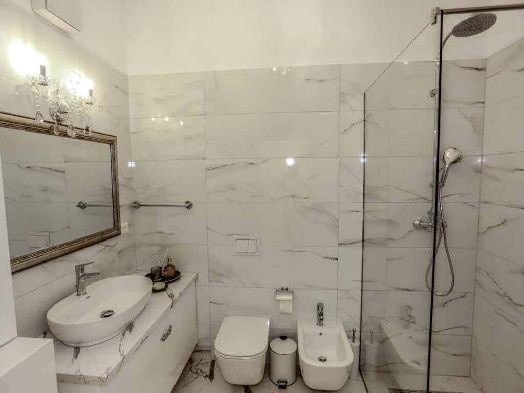 Jepet me qera  apartament 1+1 te Rruga Kavajes SQ21