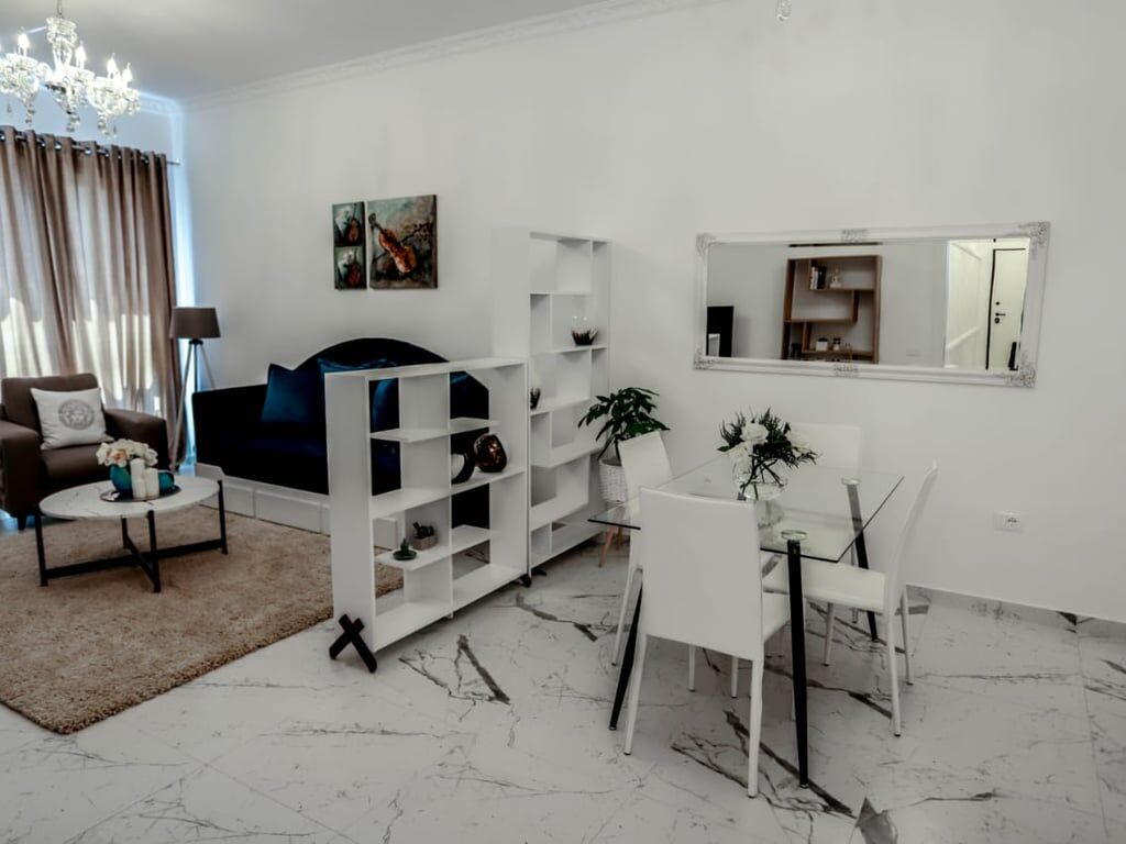Jepet me qera  apartament 1+1 te Rruga Kavajes SQ21