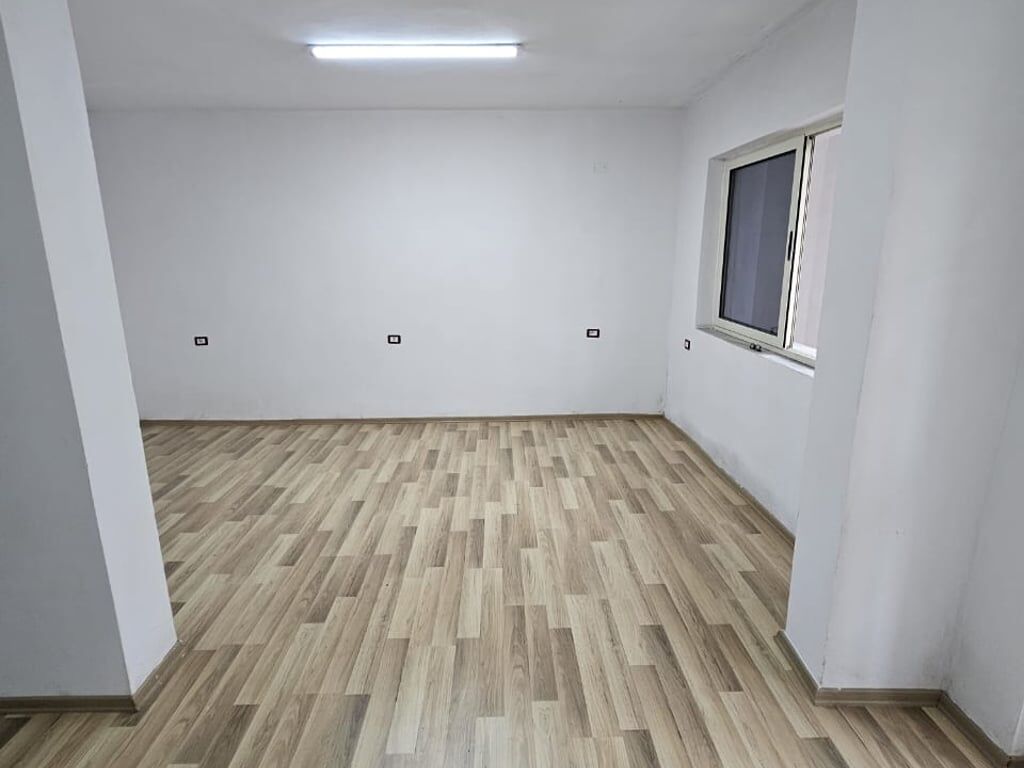 VENDESI AMBIENTE COMMERCIALE, VICINO A KAZAZI, DURAZZO