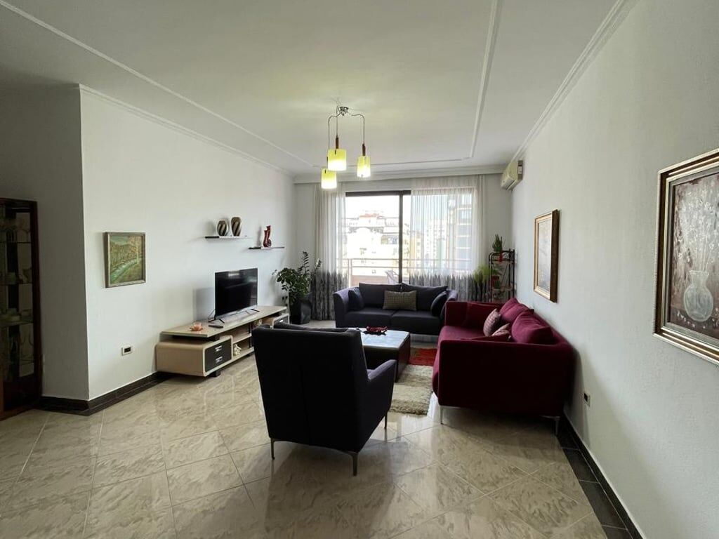Affittasi appartamento 2+1 in Bllok a 800 euro.