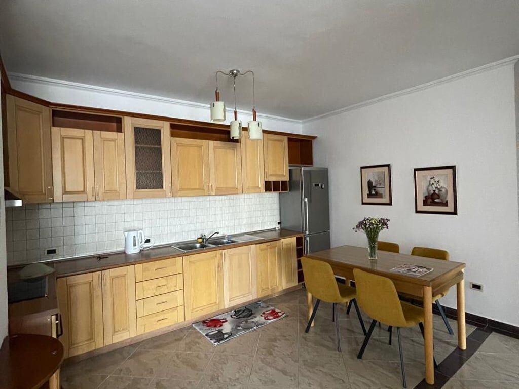 Affittasi appartamento 2+1 in Bllok a 800 euro.