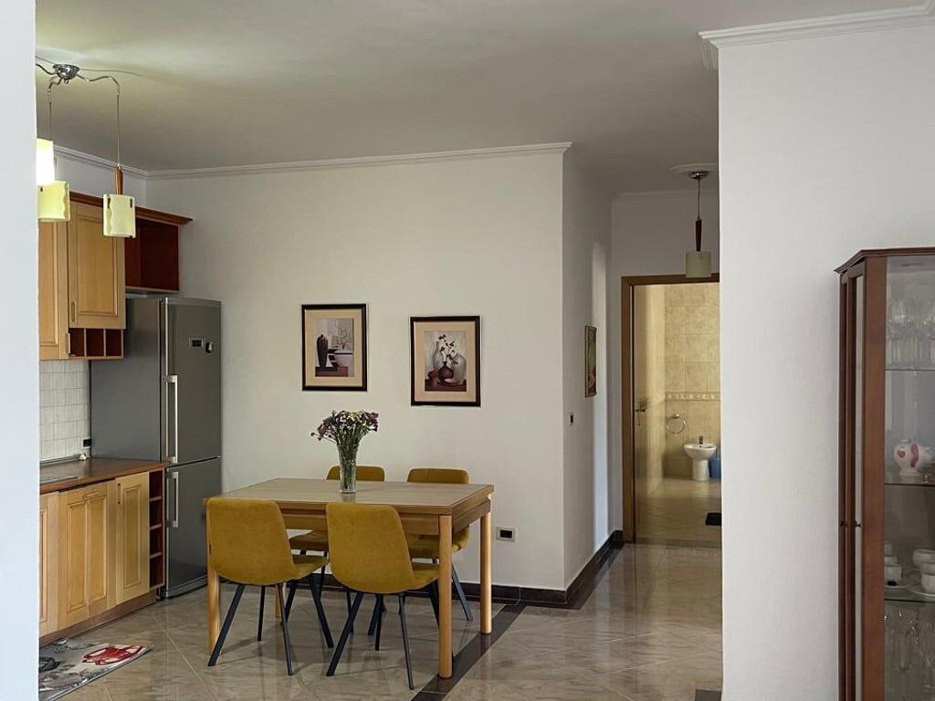Affittasi appartamento 2+1 in Bllok a 800 euro.