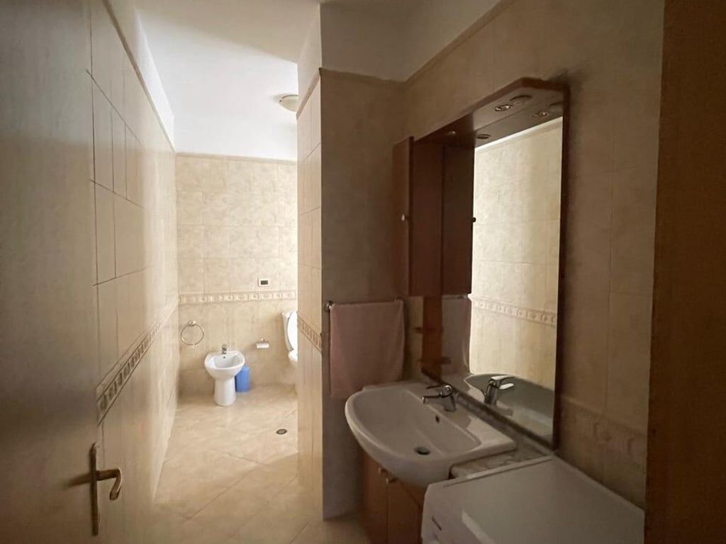 Affittasi appartamento 2+1 in Bllok a 800 euro.
