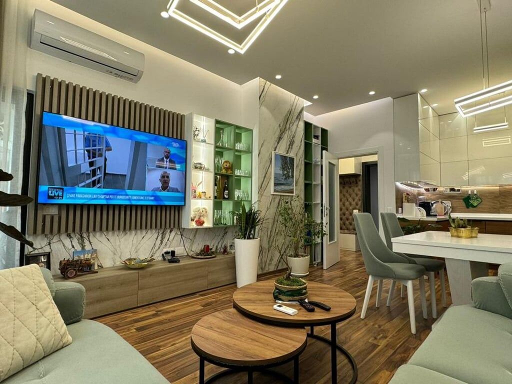 A 1+1 apartment is for rent at Rruga e Kavaj Square for 800 euros.