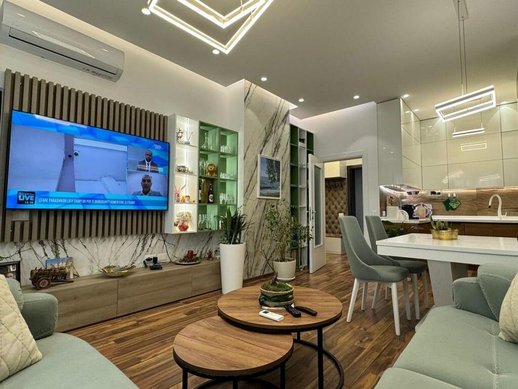 A 1+1 apartment is for rent at Rruga e Kavaj Square for 800 euros.