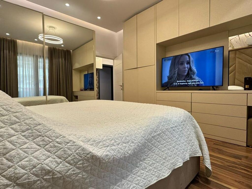 A 1+1 apartment is for rent at Rruga e Kavaj Square for 800 euros.