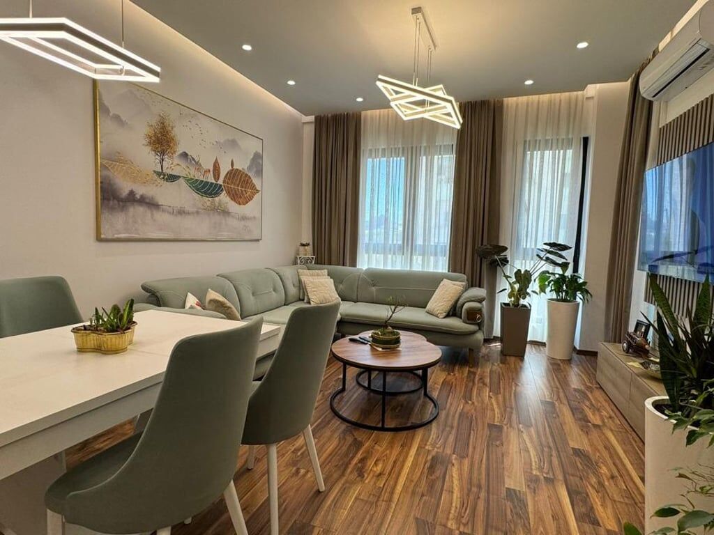 A 1+1 apartment is for rent at Rruga e Kavaj Square for 800 euros.
