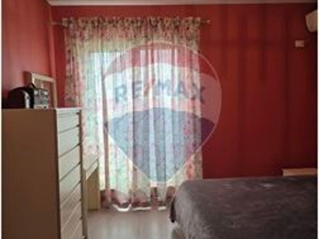 A 2+1+2 apartment is available for rent on Elbasan Street.