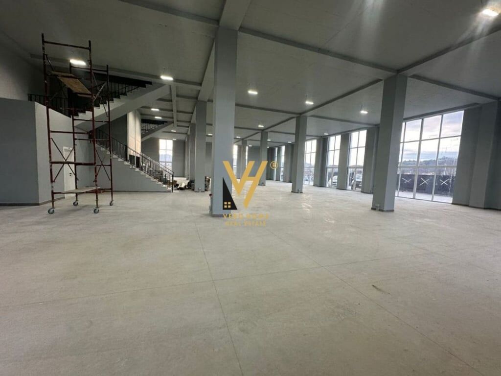 A BUSINESS YEAR IS RENTED AT TIRANA AIRPORT FOR 36,000 EUROS.